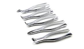 Anatomical extraction forceps for tooth removal